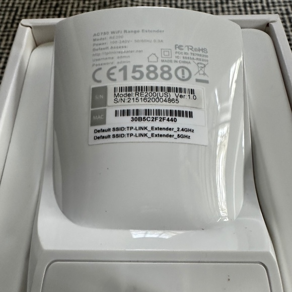 TP-Link AC750 WiFi Extender (RE220) w/ Ethernet Port, Dual Band 5GHz/2.4GHz - Picture 2 of 8